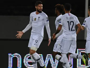 Striker Prancis, Olivier Giroud, merayakan gol yang dicetaknya ke gawang Islandia pada laga Kualifikasi Piala Eropa 2020 di Reykjavik, Sabtu (11/10). Islandia kalah 0-1 dari Prancis. (AFP/Jonathan Nackstrand)