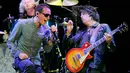 Chester (kiri) beraksi bersama Dean DeLeo dalam MusicCares Concert di Club Nokia, Los Angeles, pada Mei 2013. Saat bersama Linkin Park, Bennington direkrut menjadi vokalis band Stone Temple Pilots menggantikan mendiang Scott Weiland. (AP/Chris Pizzello)