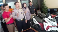 Sejak enam bulan terakhir, satu keluarga terdiri dari ayah, ibu dan anak, mengandalkan hidup dari mencuri motor. (Liputan6.com/Aditya Prakasa)