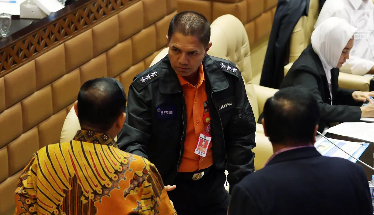Kepala Basarnas M Syaugi saat rapat kerja (raker) dengan Komisi V DPR di Kompleks Parlemen, Senayan, Jakarta, Kamis (22/11). DPR meminta insiden jatuhnya Lion Air PK-LQP disikapi dengan pembenahan manajemen penerbangan udara. (Liputan6.com/JohanTallo)