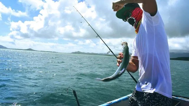 Memancing di Laut
