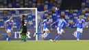 Para pemain Napoli merayakan gol yang dicetak oleh Elseid Hysaj ke gawang Sassuolo pada laga Serie A di Stadion San Paolo Sabtu (25/7/2020). Napoli menang 2-0 atas Sassuolo. (Cafaro/LaPresse via AP)
