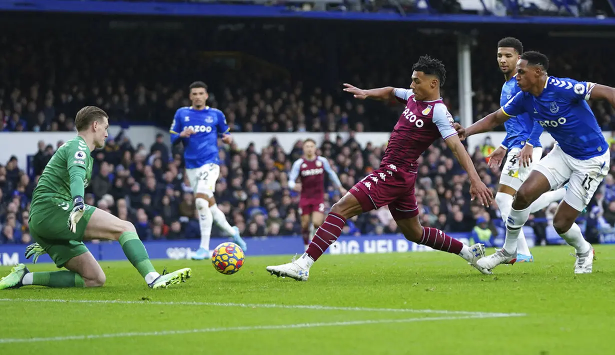 Pemain Aston Villa Ollie Watkins gagal mencetak gol di depan kiper Everton Jordan Pickford pada pertandingan sepak bola Liga Inggris di Stadion Goodison Park, Liverpool, Inggris, 22 Januari 2022. Aston Villa menang dengan skor 1-0. (AP Photo/Jon Super)