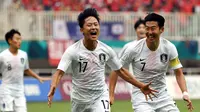 Son Heung-min (kanan) ikut merayakan gol Lee Seung-woo pada laga semifinal Vietnam vs Korea Selatan di Stadion Pakansari, Cibinong, Rabu (29/8/2018). (Bola.com/Dok. INASGOC)