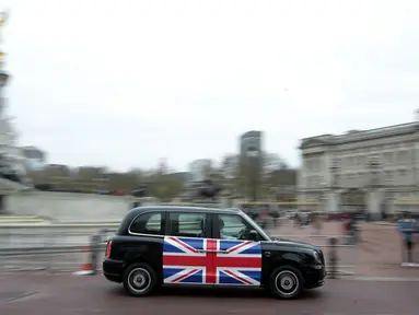 Taksi listrik, TX eCity diuji jalankan dekat Istana Buckingham di London, Inggris, Selasa (5/12). Perusahaan taksi London LEVC milik Geely resmi memperkenalkan taksi hitam London listrik yang disapa TX. (AFP PHOTO / Daniel LEAL-OLIVAS)