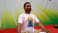 Guru yoga Arun Yevle dalam perayaan Hari Yoga Internasional 2016 di Jakarta pada Sabtu (18/6/2016).