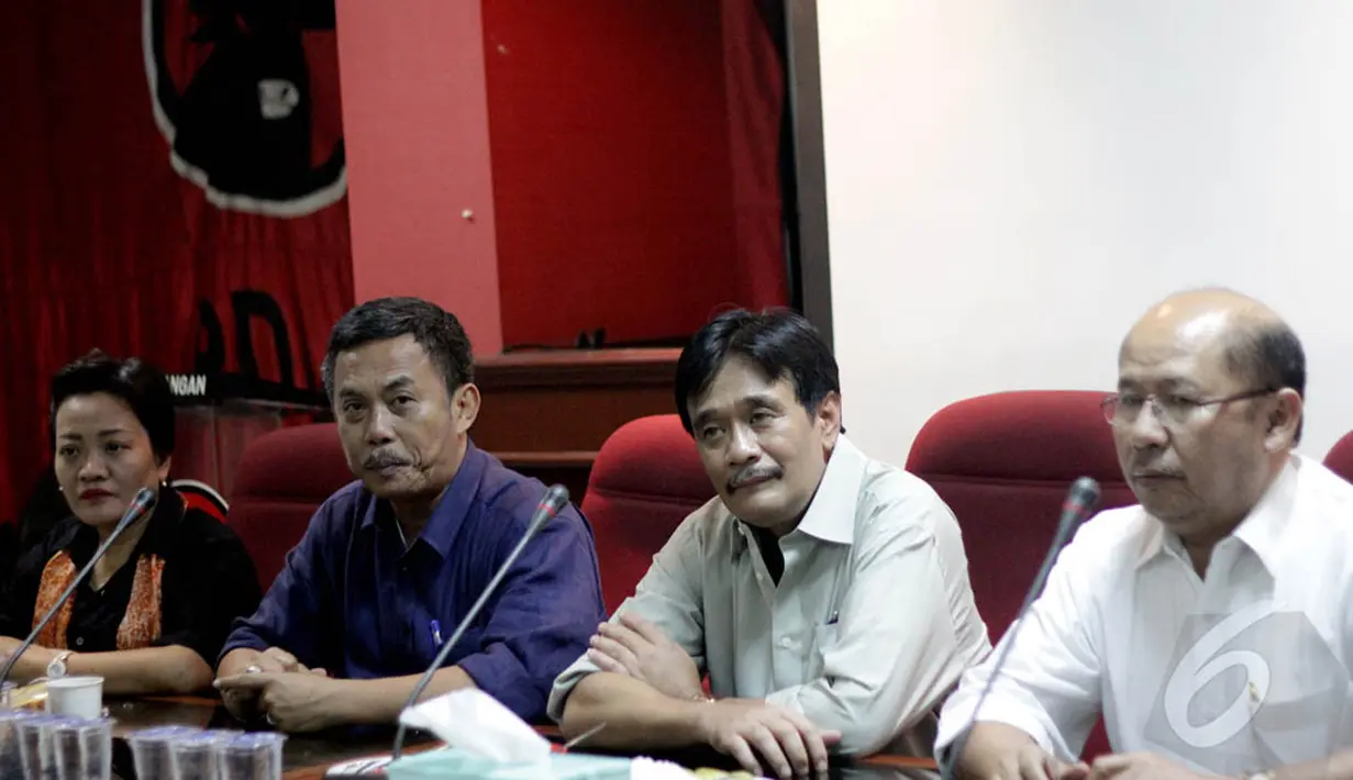 Selain Djarot Saiful Hidayat , hadir pula Ketua DPRD DKI Jakarta Prasetyo Edi Marsudi (kedua dari kiri) di kantor DPD PDIP, Selasa (6/1/2015). (Liputan6.com/Faizal Fanani)