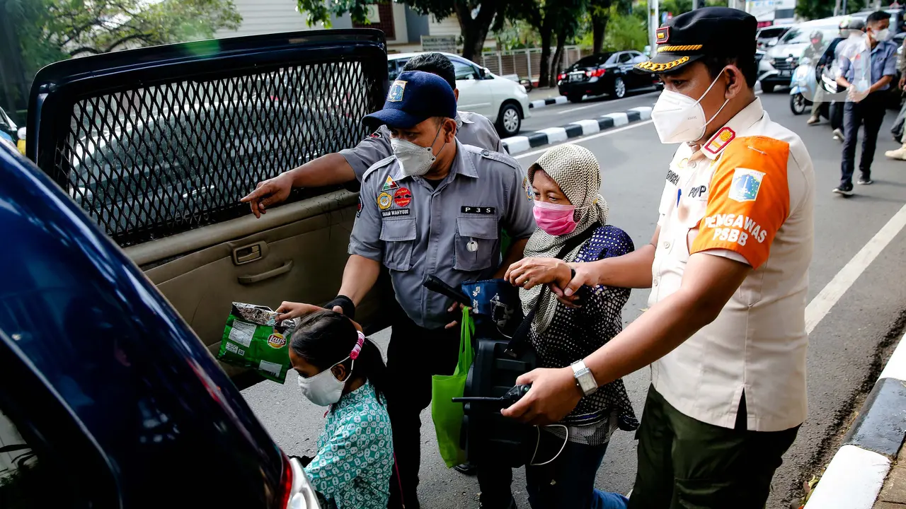 FOTO: Satpol PP Razia PMKS dan Ondel-Ondel di Jakarta Selatan