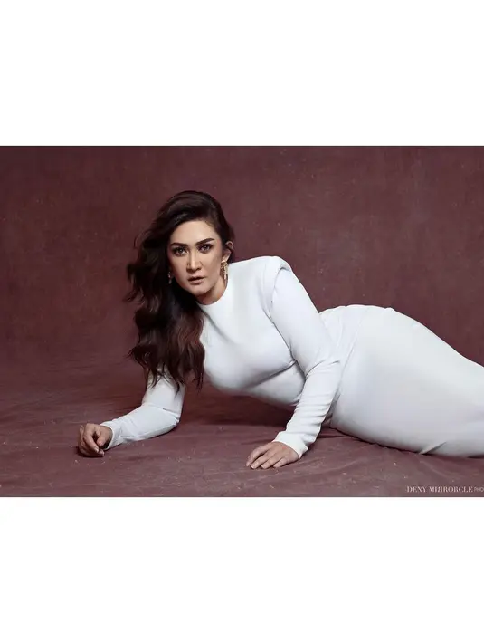 Terdapat sejumlah konsep yang diusung, mulai dari bergaya elegan dengan gaun slim fit hingga berbalut kebaya. (Instagram/dennymirrorcle).