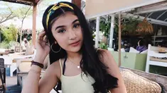 Pesona pemeran Bianca dalam sinetron Siapa Takut Jatuh Cinta ini kerap curi perhatian. Sebagai publik figur, Maureen selalu memperhatikan penampilannya. Ketika berlibur, ia pintar memadu padan busana yang dikenakan. (Liputan6.com/IG/@maureendaryananii_)