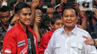 Putra bungsu Presiden Joko Widodo (Jokowi) itu mengenakan jaket PSI berwarna merah dan langsung disambut Prabowo yang mengenakan pakaian putih. (Liputan6.com/Angga Yuniar)