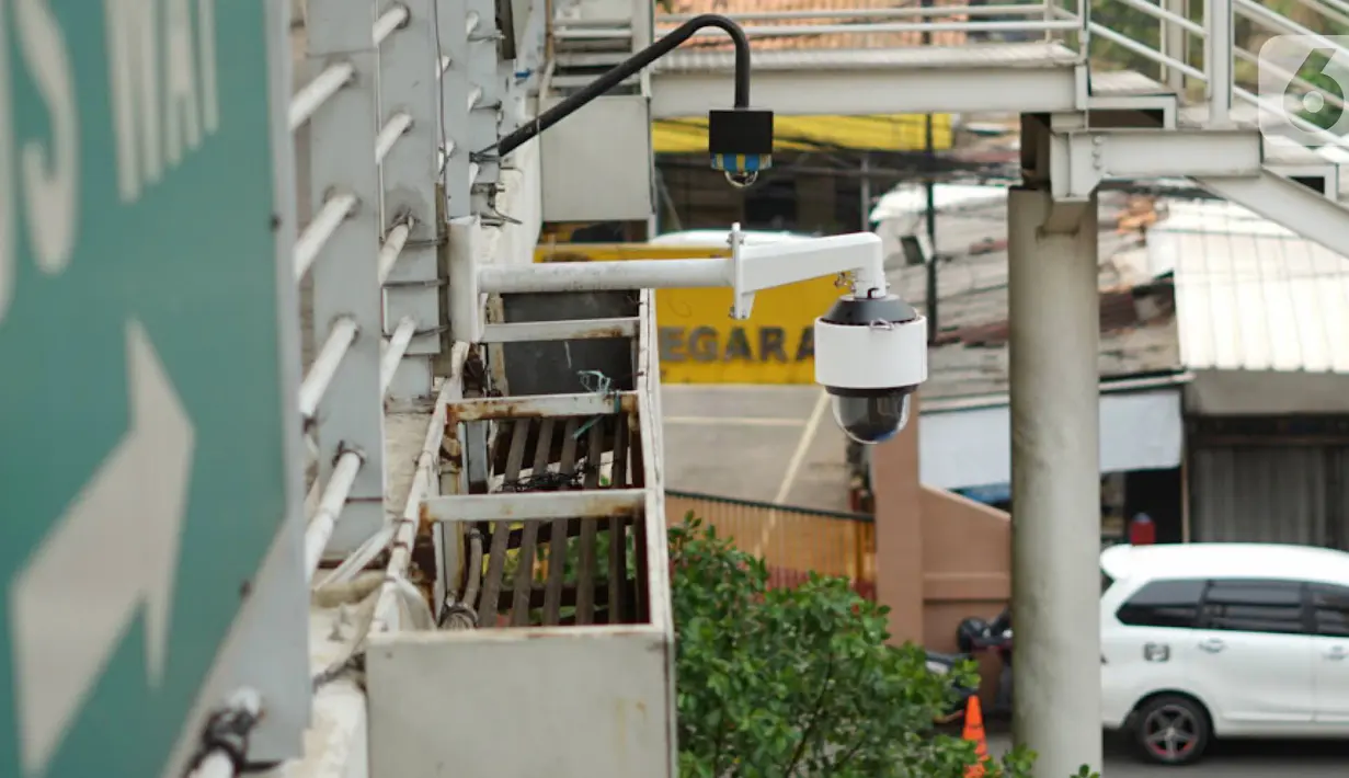 Kamera CCTV pemantau arus lalu lintas terpasang di JPO kawasan Cawang, Jakarta Timur, Kamis (10/10/2019). Pemprov DKI Jakarta akan membantu pengadaan kamera tilang elektronik atau Electronic Traffic Law Enforcement (E-TLE) pada akhir 2019. (Liputan6.com/Immanuel Antonius)