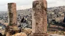 Seorang wisatawan mengunjungi situs arkeologi Citadel di Amman, ibu kota Yordania (26/11/2020). Situs arkeologi Citadel adalah sebuah situs bersejarah di pusat kota Amman, ibu kota Yordania. (Xinhua/Mohammad Abu Ghosh)