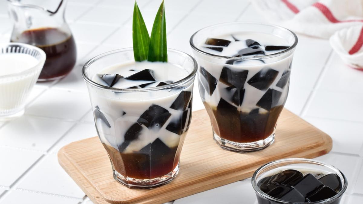 Es Cincau Hitam Segar: Minuman tradisional yang menyegarkan dengan cincau hitam kenyal, gula merah