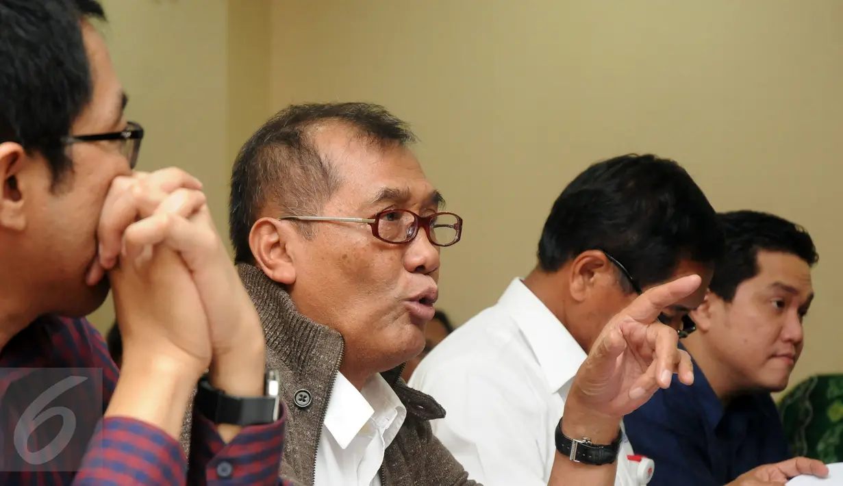 Ketua Satlak Prima, Achmad Sutjipto (kedua kiri) memaparkan persiapan jelang Olimpiade Rio de Janeiro 2016 di PP ITKON, Jakarta, Rabu (2/12/2015). Rapat bersama perwakilan Kemenpora, KOI dan Chief de Mission. (Liputan6.com/Helmi Fithriansyah)