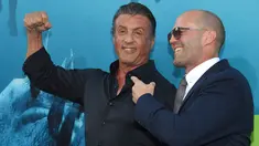 Aktor Jason Statham dan Sylvester Stallone berpose saat menghadiri pemutaran perdana Warner Brothers Pictures "The Meg" di Los Angeles, California, (6/8). Meg adalah film horor fiksi ilmiah 2018 yang disutradarai Jon Turteltaub. (AFP Photo/Lisa O'Connor)