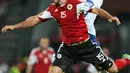 Pertarungan udara antara Cristiano Ronaldo dengan pemain Albania, Arlind Ajeti dalam kualifikasi Euro 2016 di Elbasan Arena, Selasa (8/9/2015). Portugal menang 1-0 atas gol Miguel Veloso di saat injury time. (AFP Photo/Gent Shkullaku)