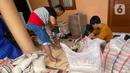 Pekerja melakukan pengemasan beras dalam ukuran 3 Kg dan 5 Kg di kawasan Pisangan Baru, Jakarta Timur, Selasa (20/4/2021). Pengemasan ulang beras 3 kg dan 5 Kg mengalami peningkatan 20% sampai 30% selama seminggu memasuki bulan puasa. (Liputan6.com/Herman Zakharia)
