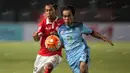 Gelandang Persija, Novri Setiawan, berusaha lepas dari kejaran pemain Persela pada laga Torabika Soccer Championship 2016 di SUGBK, Jakarta, Jumat (13/5/2016)