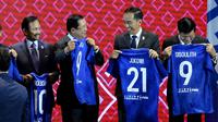 Presiden Joko Widodo menunjukkan jersey pada acara penandatanganan Nota Kesepahaman antara FIFA dan ASEAN di Bangkok, Sabtu (2/11/2019). Jokowi mendapat nomor punggung 21 karena keberhasilan Indonesia ditunjuk sebagai tuan rumah Piala Dunia U-20 pada 2021 mendatang. (Liputan6.com/Biro Pers Setpres)