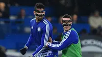 Diego Costa dan rekannya Cesar Azpilicueta mengenakan masker saat berlatih sebelum bertanding melawan Newcastle United pada Lanjutan Liga Inggris pekan ke-26 di Stadion Stamford Bridge, London, MInggu (14/2/2016) dini hari WIB. (AFP/Ben Stansall)