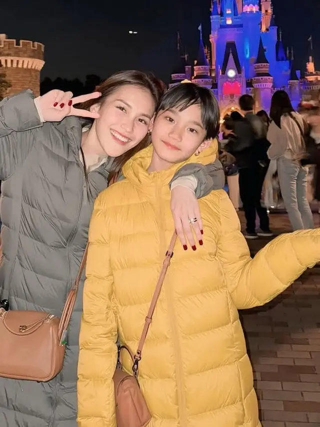 Outfit Ayu Ting Ting saat Jalan-Jalan ke Jepang. (@ayutingting92)