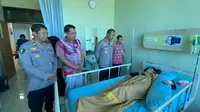 Kapolresta Pati membesuk sejumlah korban kerusuhan Demo Pati di RSUD Soewondo. (Liputan6.com/Arief Pramono).