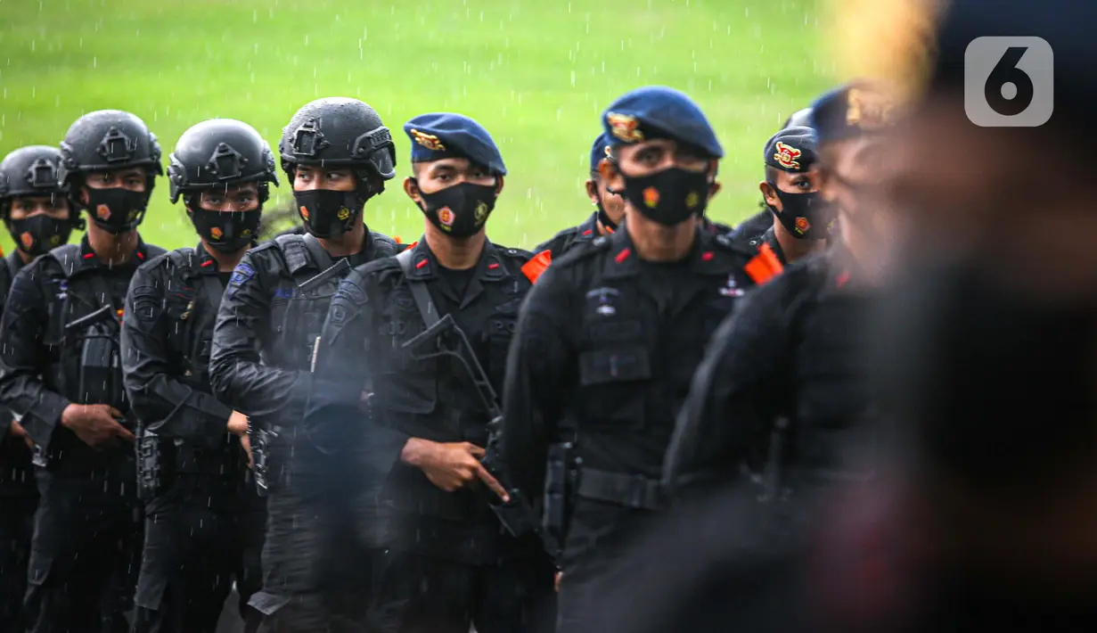 Pasukan Polri mengikuti gelar pasukan dalam rangka pengetatan PPKM Mikro DKI Jakarta di Lapangan Monas, Jakarta, Jumat (18/6/2021). Gelar pasukan diikuti oleh TNI, Polri, dan Satpol PP. (Liputan6.com/Faizal Fanani)