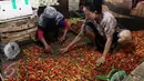 Pedagang menimbang cabai untuk di jual di pasar di Jakarta, Senin (20/2).  Kementan tidak akan mengambil langkah untuk mengimpor cabe dan bawang. Walau pun saat ini, harga cabe dan bawang mengalami keniakan. (Liputan6.com/Angga Yunair)