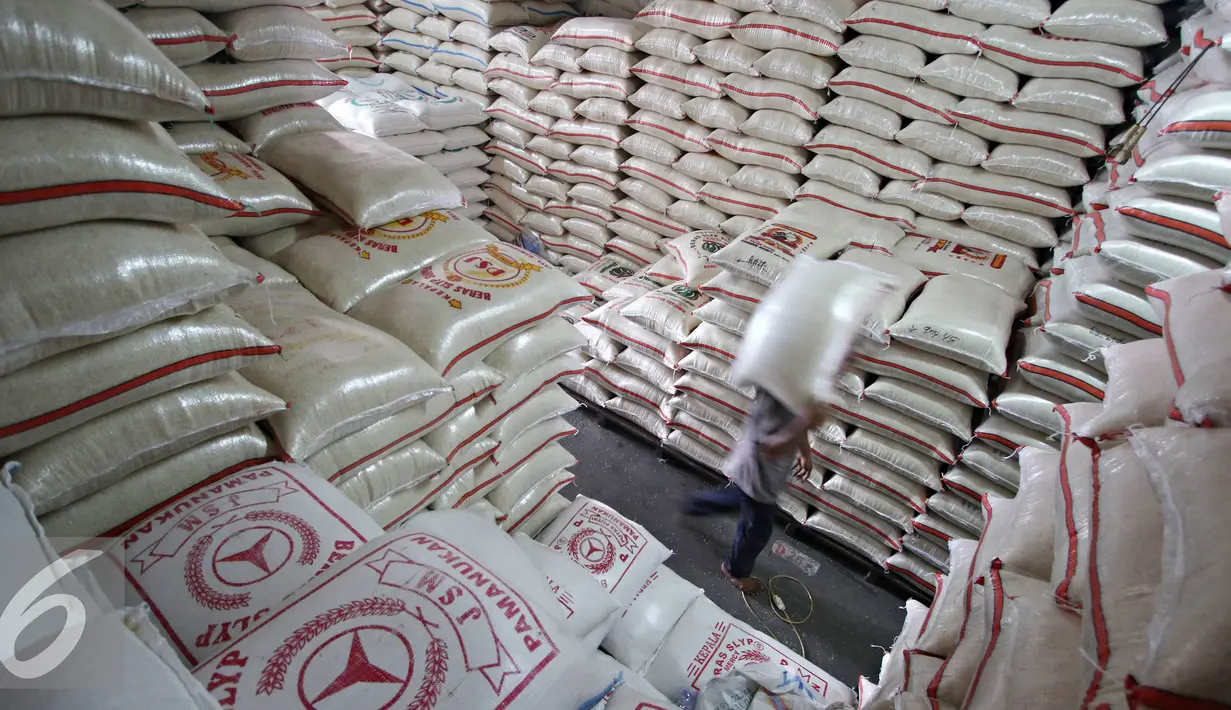 Tumpukan karung beras di Pasar Induk Beras Cipinang, Jakarta Selasa (11/10). Menko Perekonomian Darmin Nasution memprediksi persediaan beras hingga akhir tahun akan mencukupi menyusul musim hujan di beberapa daerah. (Liputan6.com/Immanuel Antonius)