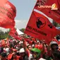 Ribuan massa berkostum merah tampak memenuhi Lapangan Joglo dengan terus mengibarkan bendera PDIP dan beberapa poster bergambar Megawati Soekarno Putri (Liputan6.com/Herman Zakharia)
