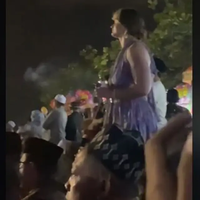 Viral Wanita Turis Asing Ikut Nonton Selawat di Bali, Pakaiannya Bikin Salah Fokus