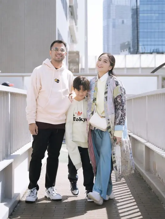 Makeup natural tersebut dikombinasikan dengan pakaian stylish. Dengan outer bermotif dipadukan inner kuning dan kemeja putih serta bawahan denim. (@raffinagita1717)