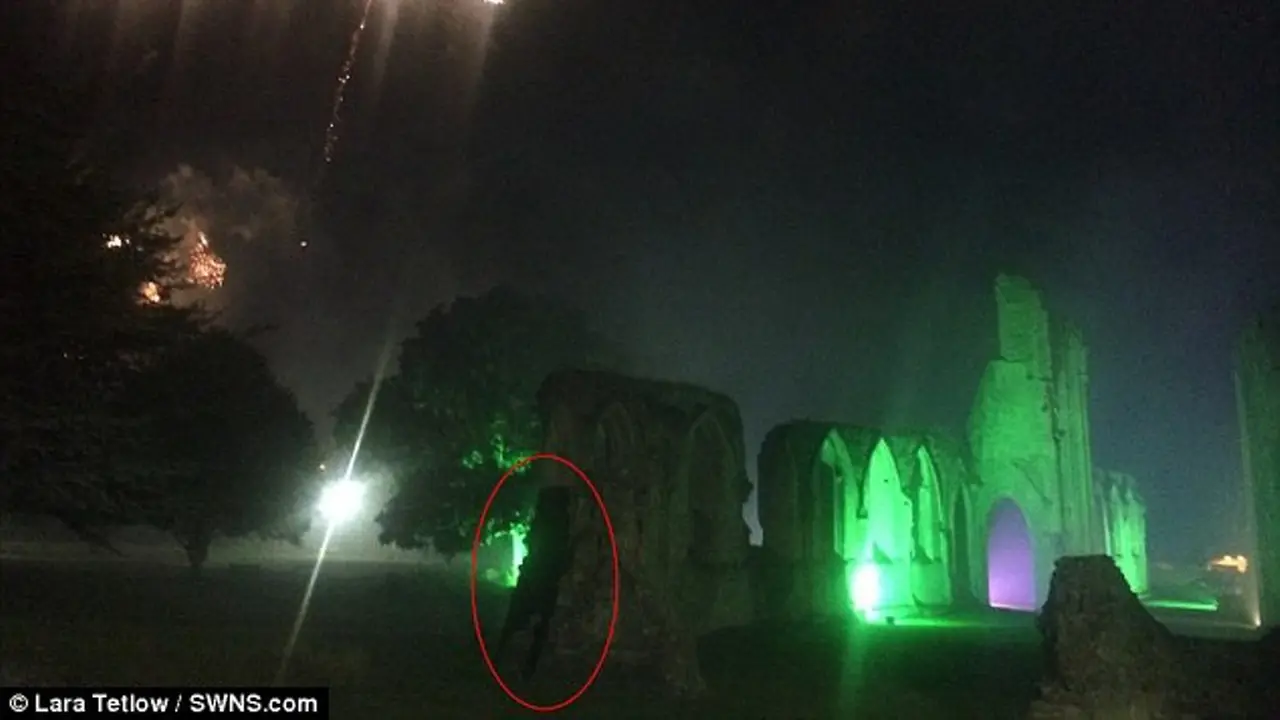 Penampakan menyeramkan di Glastonbury Abbey. (SWNS/Daily Mail)