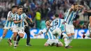 Para pemain Argentina merayakan kemenangan adu penalti atas Prancis pada pertandingan sepak bola final Piala Dunia 2022 di Stadion Lusail, Lusail, Qatar, 18 Desember 2022. Bermain imbang 3-3 selama 120 menit, Prancis akhirnya tumbang 2-4 dari Argentina dalam drama adu penalti. (AP Photo/Petr David Josek)