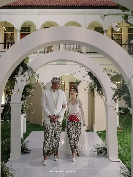 Fay Nabila pun resmi menikah, saat akad ia memilih mengenakan kebaya putih dipadukan obi merah dan kain batiknya. @faynabilalxndr