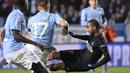 Pemain PSG, Lucas Moura, terjatuh saat berebut bola dengan pemain Malmo FF, Rasmus Bengtsson pada laga Liga Champions di Swedia, Rabu (25/11/2015). WIB dini hari. (AFP Photo/Jonathan Nackstrand)