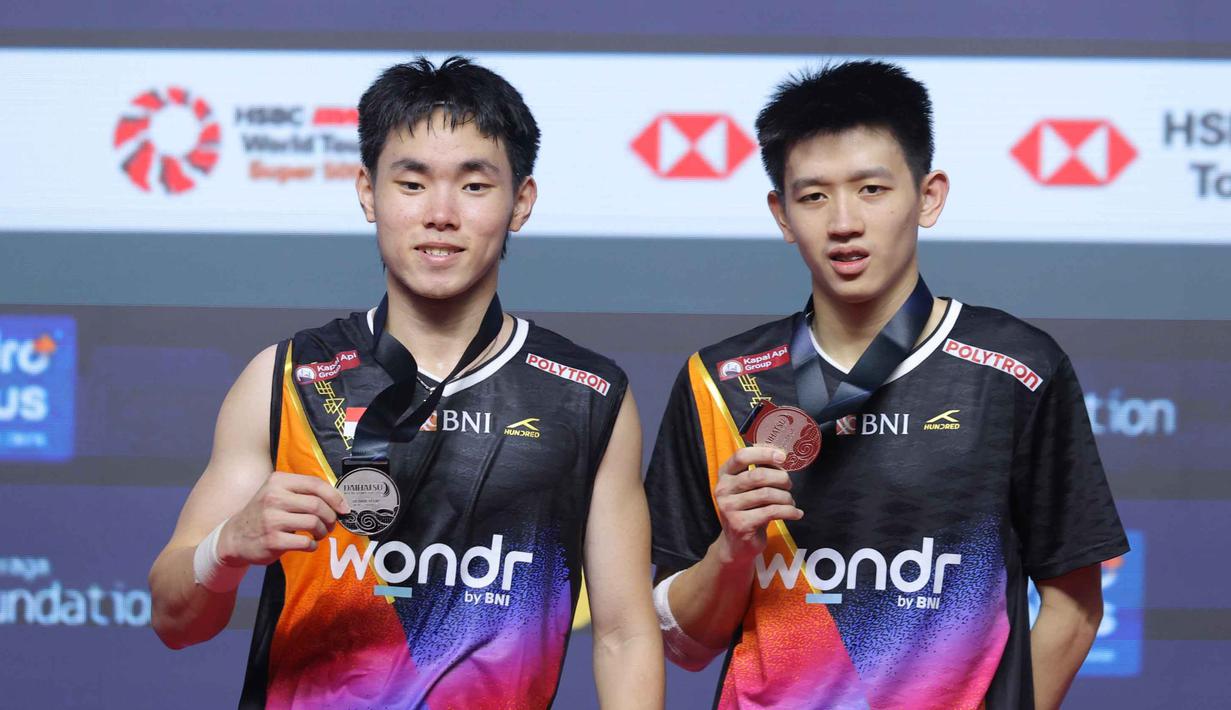 Ganda putra Indonesia kembali gagal menjuarai sektor ini sejak terakhir kali diraih oleh Leo Rolly Carnando/Daniel Marthin pada edisi 2024 silam. Tampak dalam foto, pebulu tangkis ganda putra Indonesia, Raymond Indra/Nikolaus Joaquin saat bertanding melawan wakil Malaysia, Goh Sze Fei/Nur Izzuddin Rumsani pada final Indonesia Masters 2026 di Istora Gelora Bung Karno, Senayan, Jakarta, Minggu (25/1/2026). (Bola.com/Bagaskara Lazuardi)