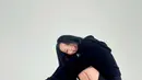 Gaya kasual dengan jaket hoodie berwarna hitam, Jisoo BLACKPINK tampil cantik dan manis di photoshoot ini. [Foto: Instagram/sooyaaa__]