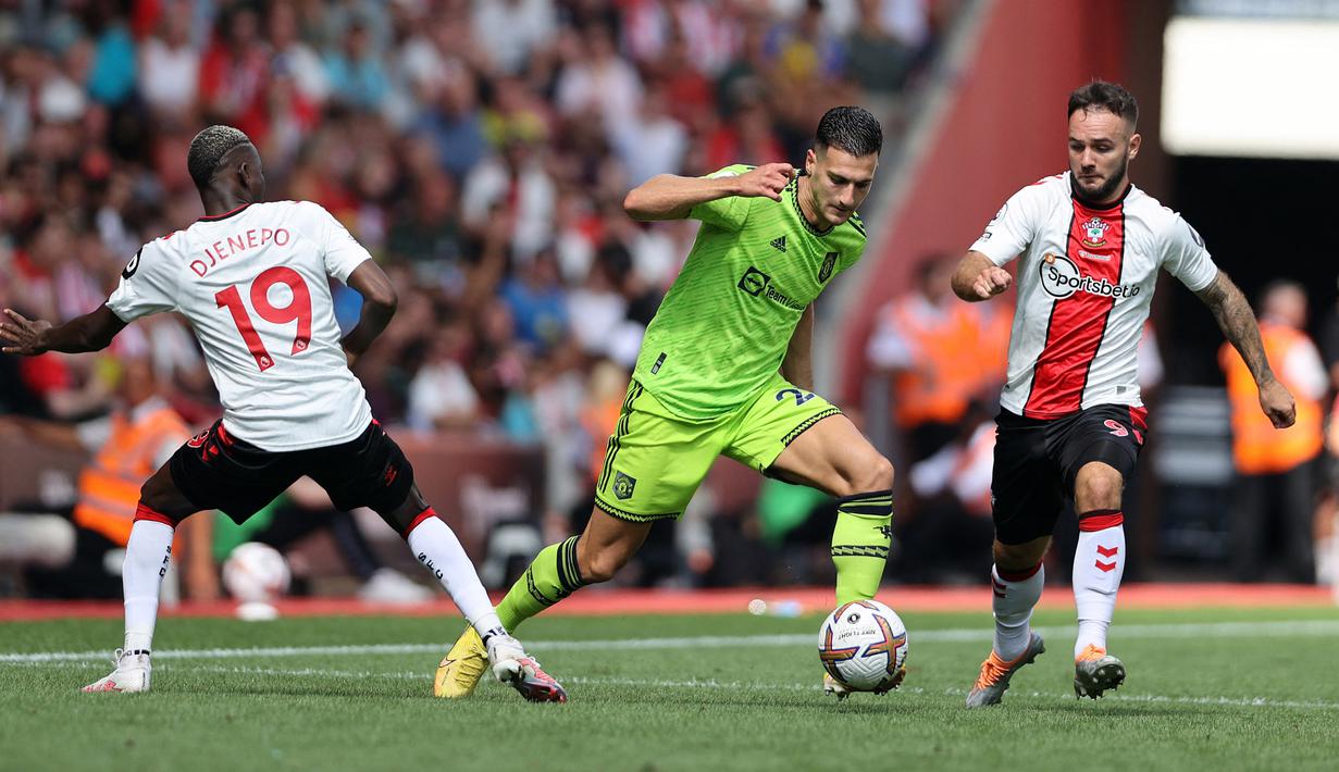 Serangan dirancang dengan apik dari sisi kanan. Diogo Dalot lalu mengirim umpan ke sang kapten dan melepas sepakan terukur yang membobol gawang Soton. (AFP/Adrian Dennis)