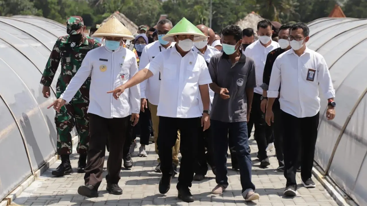 Menteri Kelautan dan Perikanan Sakti Wahyu Trenggono saat mengunjungi kampung garam