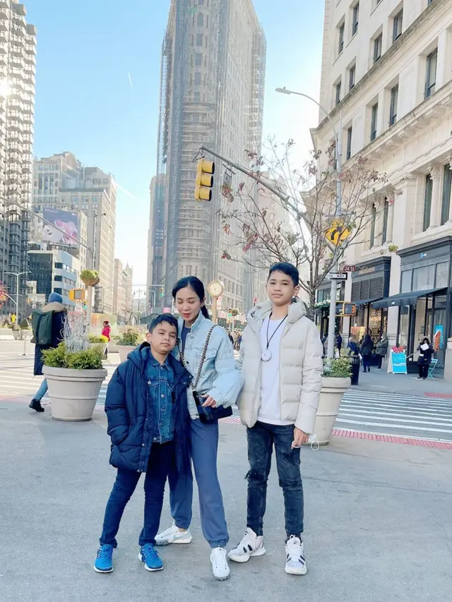 Tampil Mesra, Ini 6 Momen Seru Bunga Zainal dan Suami Liburan Ke San Fransisco