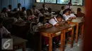 Sejumlah murid melakukan aktivitas belajar mengajar di SD Pasar Baru 05, Jakarta, Senin (27/7/2015). Usai libur panjang Idul Fitri para siswa kembali beraktivitas mengikuti pelajaran di sekolah untuk tahun ajaran 2015-2016. (Liputan6.com/Faizal Fanani)