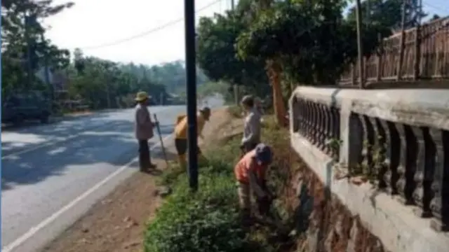 Perbaikan Jalan Nagreg-Rajapolah, Jawa Barat, mulai dari Km 43,2 hingga Km 92,2 dengan skema Padat Karya Tunai (PKT)