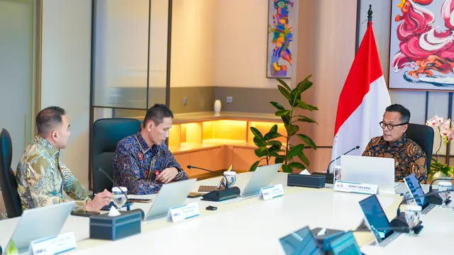 Kepala BP BUMN sekaligus COO Danantara Dony Oskaria bertemu manajemen PT Industri Kereta Api (Persero). (Dok INKA)