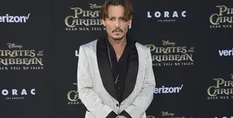 Para penggemar dibuat khawatir dengan kondisi kesehatan Johnny Depp. (INVISION/AP/REX/SHUTTERSTOCK/HollywoodLife)