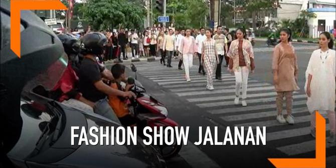 VIDEO: Berbagi Takjil Sambil Menikmati Fashion Show Jalanan