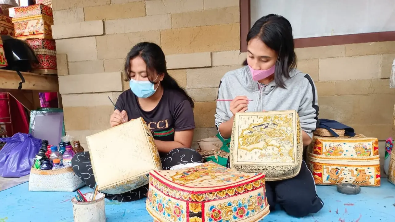 Kerajinan keben di Bali untuk suvenir