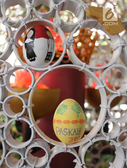 Salah satu hiasan pada salah satu telur paskah yang ada pada dekorasi telur paskah raksasa di Gereja Katedral, Jakarta, Minggu (4/1). Hiasan pada telur telur paskah tersebut mewarnai perayaan Paskah di Gereja Katedral. (Liputan6.com/Helmi Fithriansyah)
