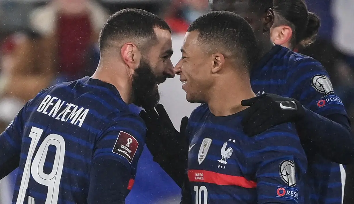 Pemain Prancis Karim Benzema (kiri) merayakan golnya ke gawang Finlandia dengan Kylian Mbappe pada pertandingan sepak bola kualifikasi Grup D Piala Dunia 2022 di Stadion Olimpiade, Helsinki, Finlandia, 16 November 2021. Prancis menang 2-0. (FRANCK FIFE/AFP)